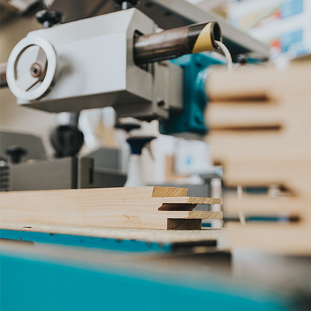 Houtbewerkingsmachine in het labo van HOGENT